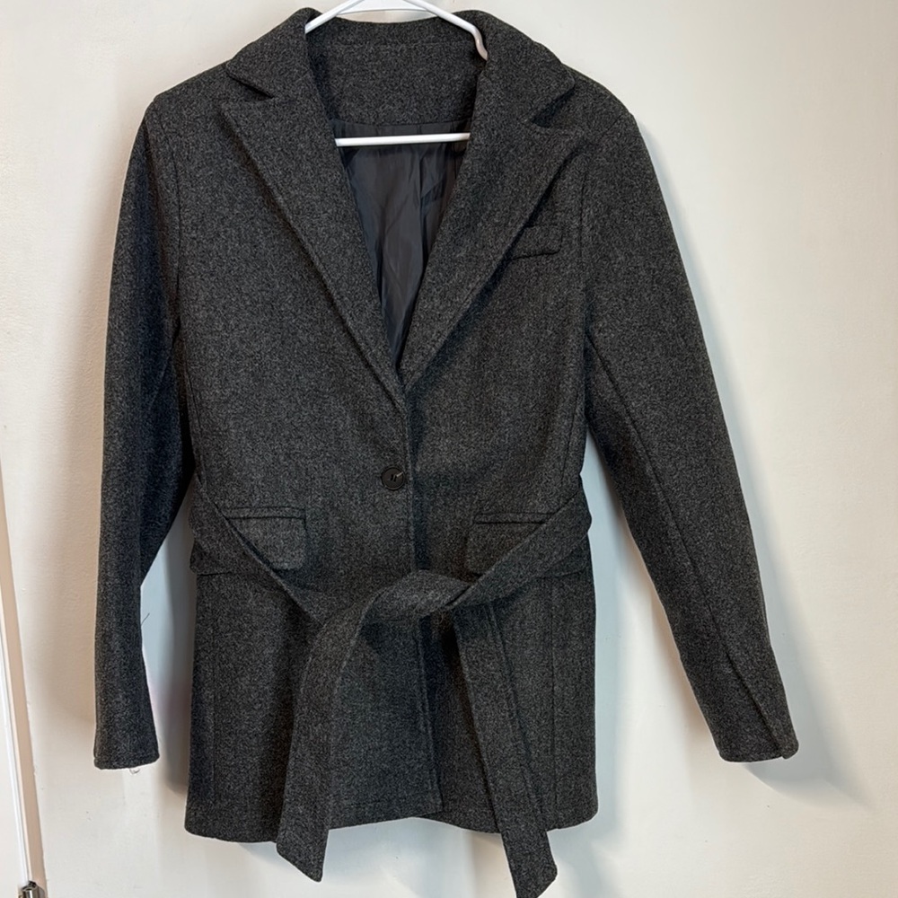 Gray Trench Coat with Tailored Style and Matching Belt